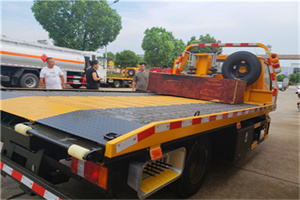 合作附近拖车电话号码服务